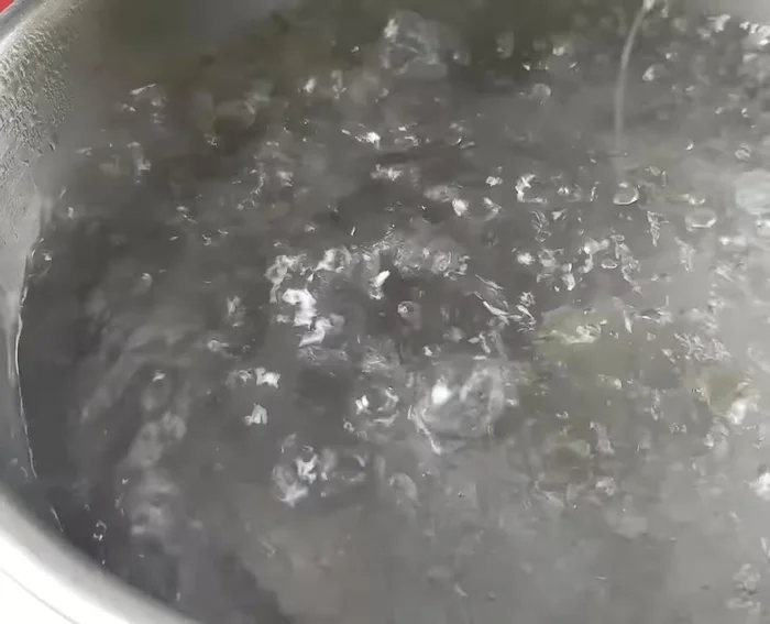 Trụng miến qua nước sôi có dầu ăn, để ráo.
