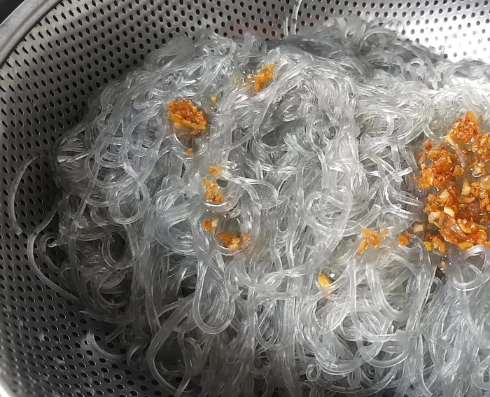 Trộn miến với dầu hành phi.