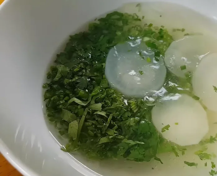 Chan nước dùng gà lên trên.