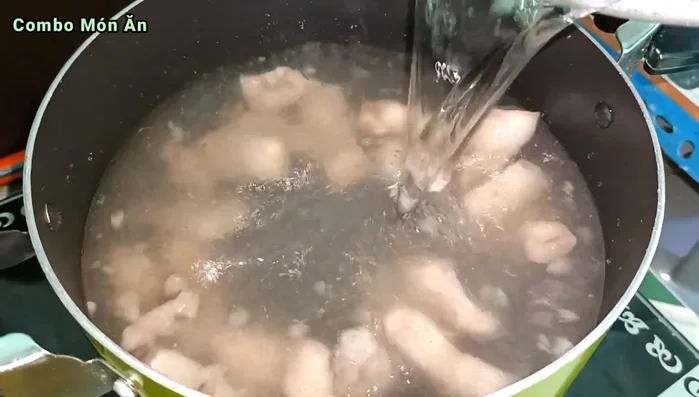 Đổ 1 lít nước vào nồi, đậy nắp và đun sôi.