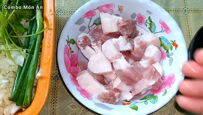 Rửa sạch thịt ba chỉ, thái thành miếng vừa ăn.