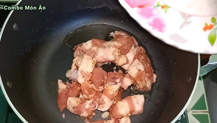 Cho dầu ăn vào nồi, cho thịt đã ướp vào và xào sơ cho thịt săn lại và thơm.