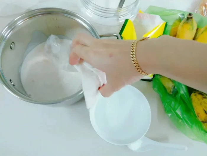 Trộn chuối xay với cốt dừa và bột bắp.