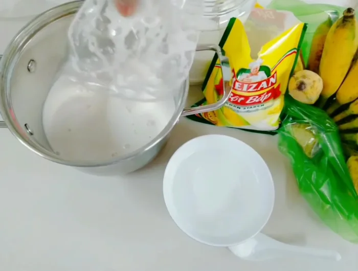 Cho hỗn hợp vào khuôn.