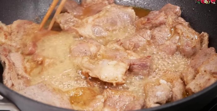 Thêm đường, tăng lửa lớn, đảo đều thịt cho đến khi đường tan và thịt săn lại, khoảng 7-8 phút (379.539). Nêm nếm lại cho vừa khẩu vị.