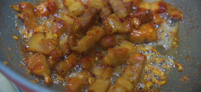 Cho bột ngọt, tiêu xay và ớt vào, đảo đều. (264.18)
