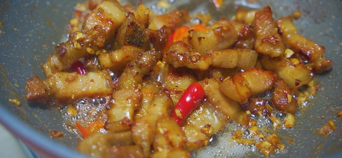 Rắc hành lá lên trên, tắt bếp. (291.44)