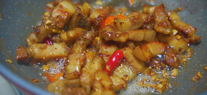 Xúc thịt ra đĩa và thưởng thức. (283.08)