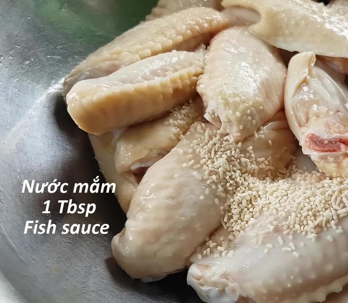 Ướp cánh gà với hành tím băm, tỏi băm, ớt băm, hạt nêm, muối, nước mắm (152.04-192.599). Ướp ít nhất 20 phút (192.599-196.239).