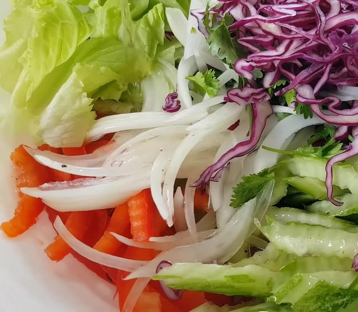 Trộn rau củ với sốt salad (561.8-595.44).