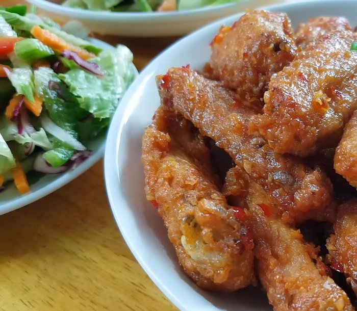 Dọn cánh gà chiên nước mắm và salad rau củ ra dùng kèm cơm nóng (602.64-681.56).