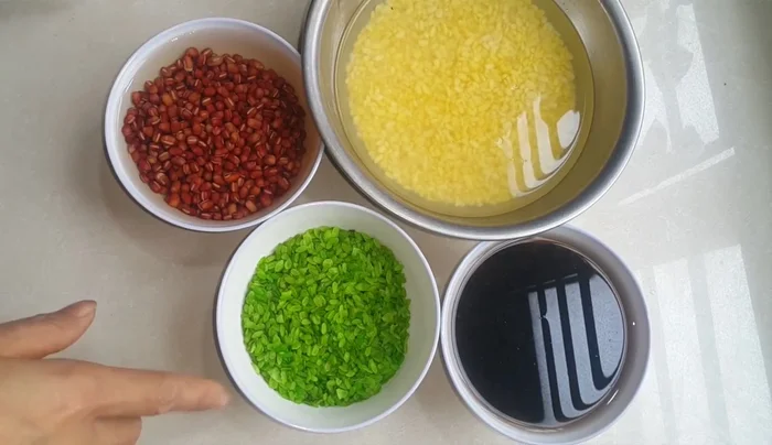 Nấu đậu đỏ, đậu đen, đậu xanh riêng biệt trong nồi cơm điện hoặc nồi. Nêm mỗi nồi vài hạt muối.