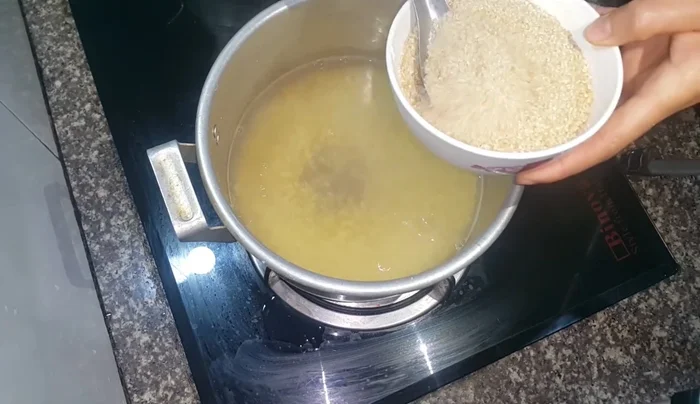 Khi đậu chín mềm, cho đường vào nồi đậu xanh, khuấy đều đến khi tan và sôi trở lại. Thêm bột năng pha loãng vào, khuấy đều và đun thêm 3 phút cho sánh lại.