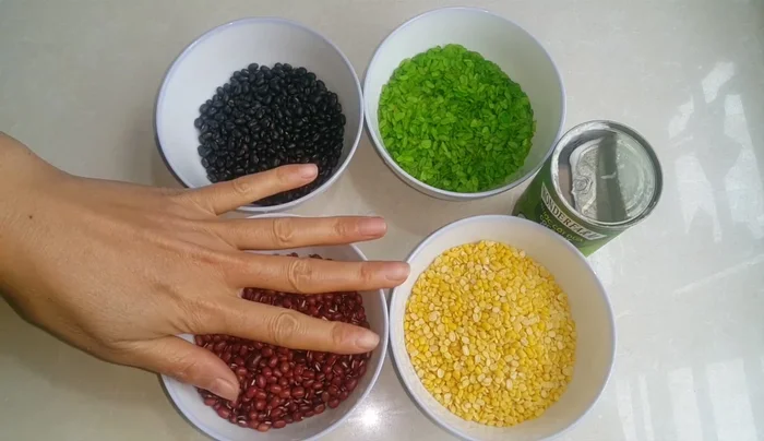 Ngâm đậu đỏ, đậu đen (4-6 giờ), đậu xanh (3-4 giờ). Vo sạch đậu trước khi ngâm.