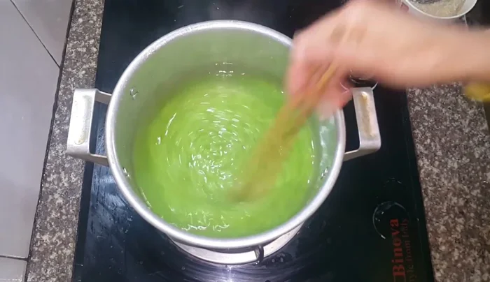 Làm tương tự với đậu đỏ và đậu đen: Chắt nước, thêm đường và đun nhỏ lửa cho đường ngấm vào đậu.