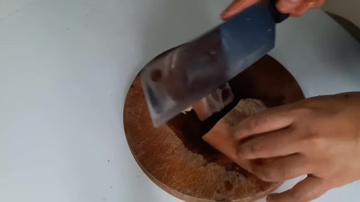 Ướp thịt: Ướp thịt ba chỉ với nước mắm, đường, hạt tiêu trong khoảng 15 phút.