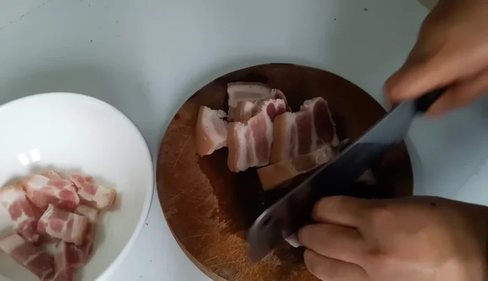 Xào thịt: Cho thịt ba chỉ vào chảo xào đến khi thịt săn lại.