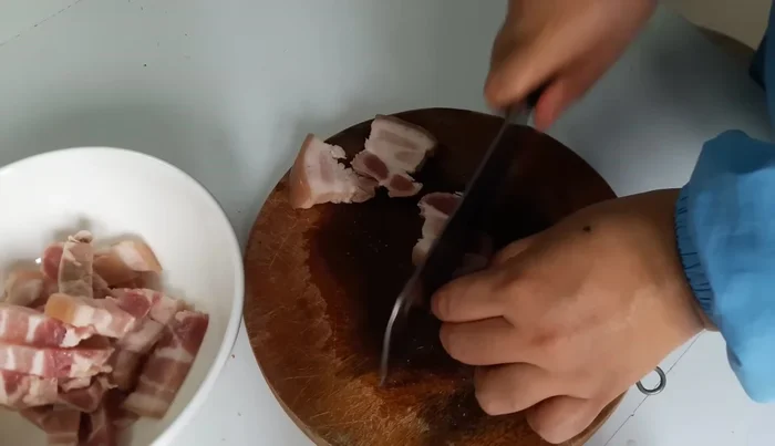 Thêm rau củ: Cho dứa, ớt chuông, hành tây vào chảo xào cùng thịt.