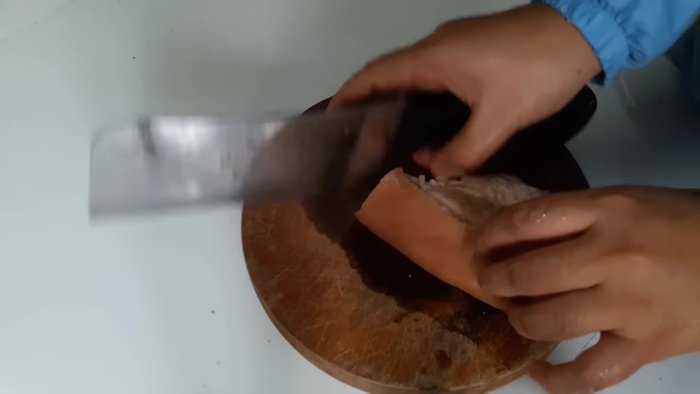 Sơ chế nguyên liệu: Thịt ba chỉ thái miếng vừa ăn. Dứa, ớt chuông, hành tây thái miếng vừa ăn. Tỏi băm nhỏ.