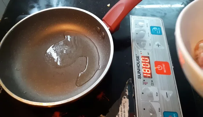 Nêm gia vị: Thêm đường, giấm, nước mắm vào chảo, nêm nếm cho vừa ăn.