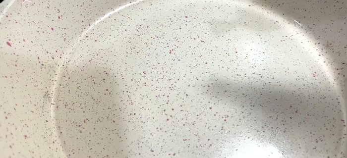 Làm nóng chảo với 1/2 tbsp dầu ăn. Cho cá cơm vào đảo đều khoảng 1 phút cho đến khi cá ngấm dầu và chuyển sang màu vàng.