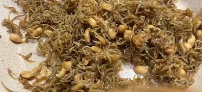 Tăng lửa, đảo đều thêm 2 phút cho cá giòn.
