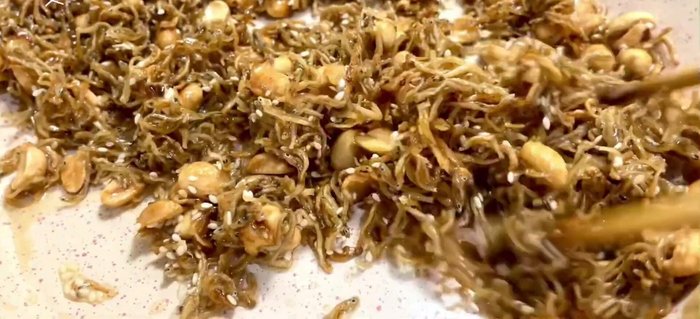 Trút cá ra đĩa, thưởng thức.
