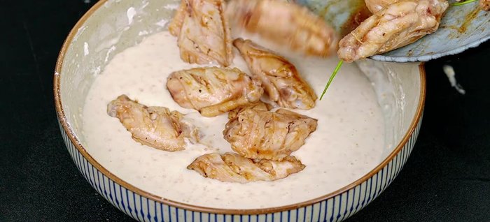 Trộn đều cánh gà với hỗn hợp bột.