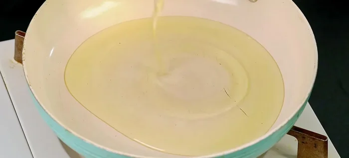 Cho nhiều dầu ăn vào chảo, đợi dầu nóng (thử bằng cách cho ít bột vào, nếu bột nổi lên là được).