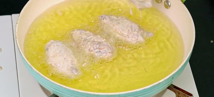 Chiên gà với lửa vừa, trở đều tay để gà chín vàng đều. Không nên cho quá nhiều gà cùng lúc.