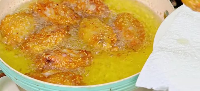 Vớt gà ra để ráo dầu trên giấy thấm.