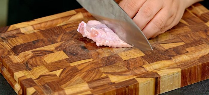 Khứa chéo mặt cánh gà để gia vị ngấm đều (khứa một mặt thôi).