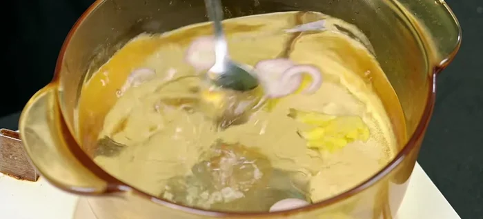 Trụng cánh gà với nước sôi có muối, hành tím đập dập khoảng 30 giây, vớt ra rửa sạch và để ráo nước.