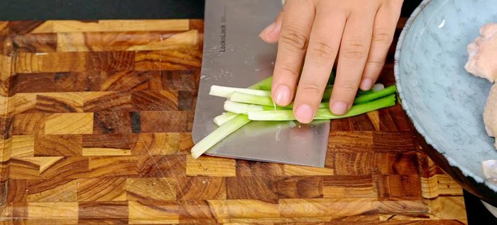 Ướp gà với các gia vị (hạt nêm, đường, tiêu, ngũ vị hương, dầu hào, xì dầu, hành lá đập dập) trong 30 phút.