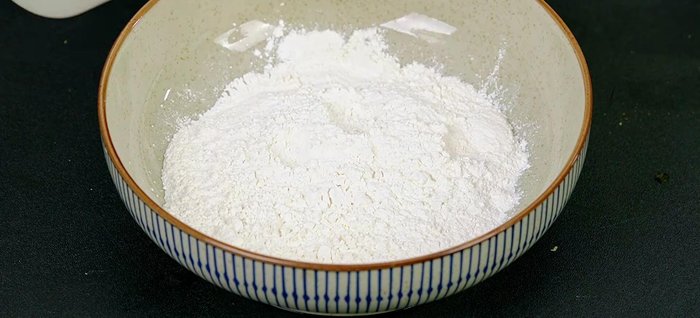 Pha bột chiên giòn với nước, khuấy đều cho đến khi không bị vón cục, hơi sệt.
