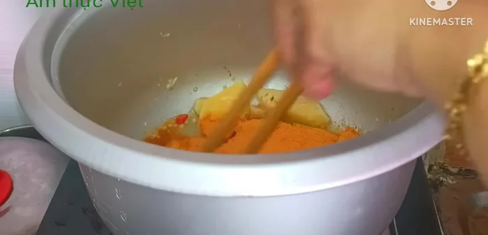 Nấu nước lẩu: Cho bột lẩu Thái vào xào thơm, thêm khoảng 1 lít nước, đun sôi. Nêm đường, muối, tương ớt cho vừa khẩu vị.