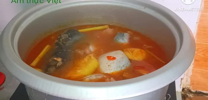 Thêm ớt vào nồi lẩu cho cay hơn, hớt bọt.