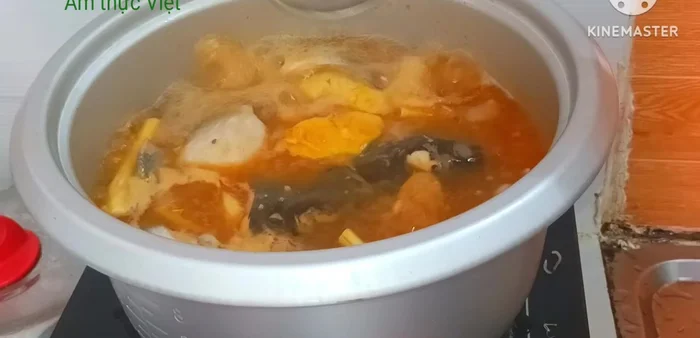Cho rau thơm vào, múc lẩu ra nồi nhỏ.