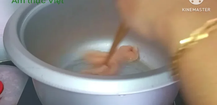 Khử mùi tanh của cá: Cho 2 muỗng canh dầu ăn vào chảo, thêm cá hú, thắng lên cho thơm. Cho thêm ½ muỗng canh tỏi phi vàng. Đảo nhanh tay trên lửa lớn để khử mùi tanh, cá săn lại rồi tắt bếp.
