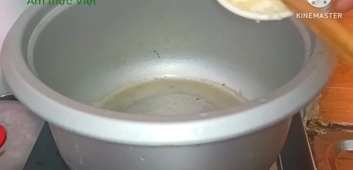 Phi thơm gia vị: Cho 1 muỗng canh dầu ăn vào nồi khác, phi thơm tỏi còn lại, sau đó cho sả đập dập và khóm vào xào săn.