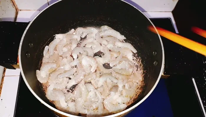 Rang tôm: Cho tôm vào chảo, rang khô bề mặt. Thêm 1/3 thìa cà phê bột canh để tôm giòn và không bị tanh. (112.43)
