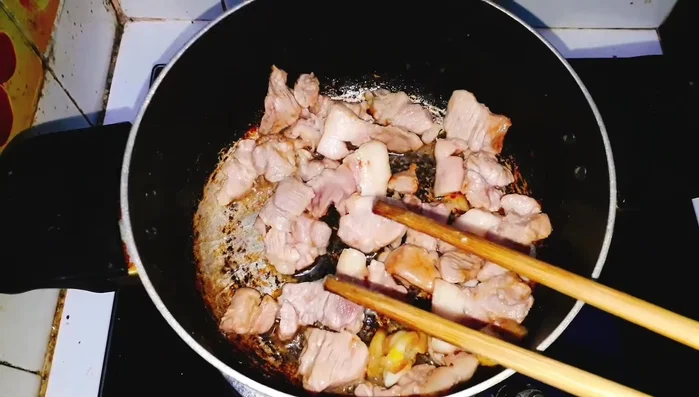 Xào thịt dừa: Cho thịt dừa vào chảo, xào cho ra bớt mỡ và xém vàng các cạnh. (167.69)