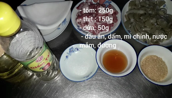 Sơ chế tôm: Cắt bỏ đầu, râu và rửa sạch tôm. (26.259)