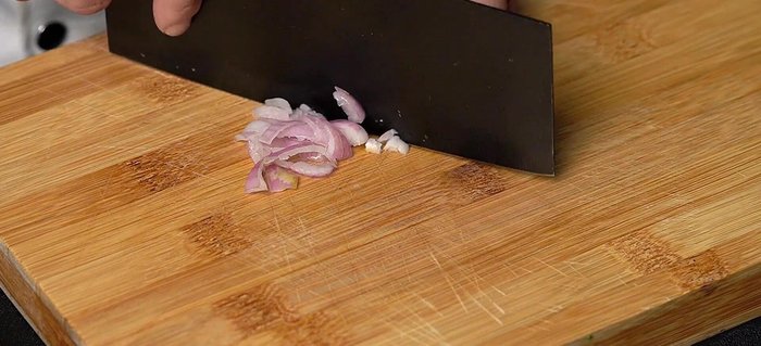 Bóc vỏ, rửa sạch hành tím, tỏi, ớt sừng và băm nhỏ. Rửa sạch hành lá và cắt nhỏ.