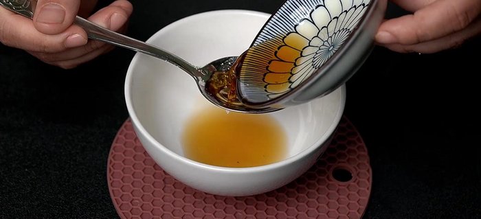 Pha nước sốt kho: 2 muỗng nước mắm, 1.5 muỗng đường, 1 muỗng hạt nêm, 1/2 muỗng tiêu, 1 muỗng tương ớt, 50ml nước. Khuấy đều.