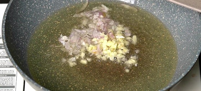Phi thơm hành, tỏi với dầu ăn. Lọc qua rây để lấy phần hành tỏi phi.
