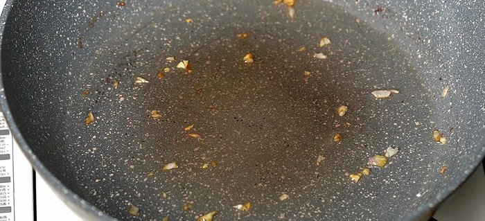 Cho mỡ heo vào chảo, phi thơm hành, tỏi, ớt băm.