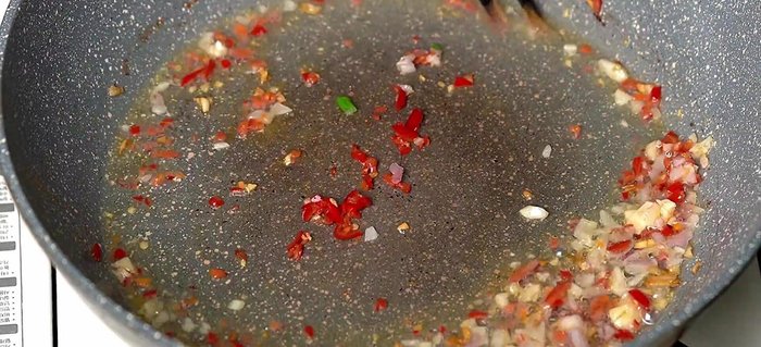 Cho cá vào đảo đều nhẹ tay.