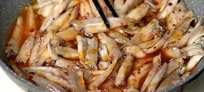 Đổ nước sốt kho vào, kho cá với lửa vừa. Khi nước sôi lăn tăn, nhẹ nhàng trở mặt cá để cá thấm đều gia vị. Kho thêm 10 phút nữa với lửa liu riu cho đến khi cá săn chắc lại, nước sốt keo sệt.