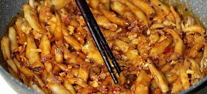 Rắc hành tỏi phi, rim thêm 2 phút rồi tắt bếp. Rắc thêm hành lá và tiêu.